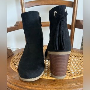 Dr Scholl’s black suede heeled booties. Cute tassel at the back